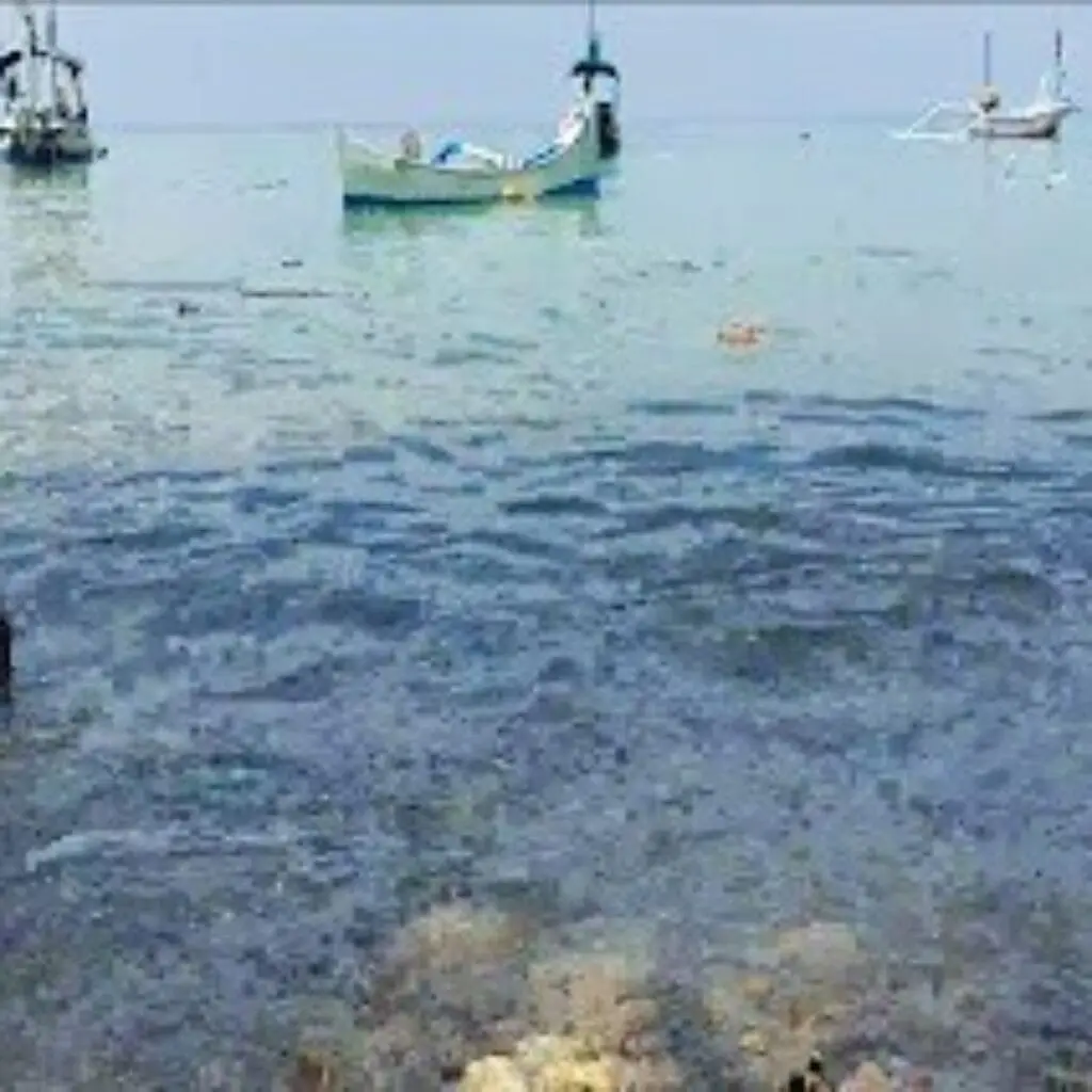 Perahu di Pantai Berru Tidak beroperasi