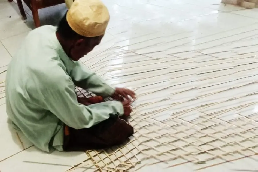 Pak Ahmadun, nelayan asal Sumenep, menunjukkan bubu bambu buatan tangannya sebagai alat tangkap ikan tradisional warisan leluhur