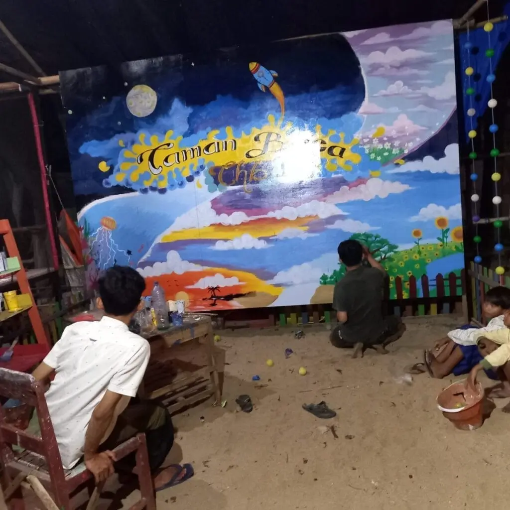 Mahasiswa Kuliah Kerja Nyata (KKN) Universitas Trunojoyo Madura (UTM) kembangkan taman baca desa di Taman Hiburan Bringsang
