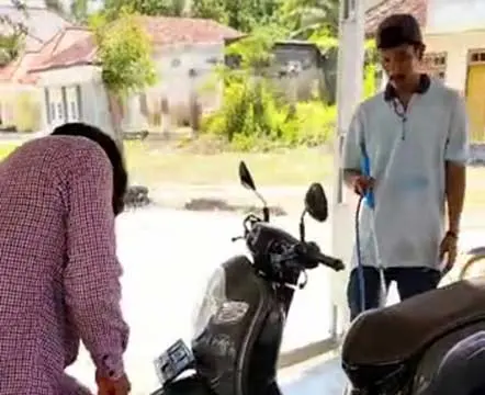 Karang Taruna Bintang Karteka saat mengelola usaha steam motor di bawah naungan BumDes Serunai Jingga, Desa Bringsang, Giligenting