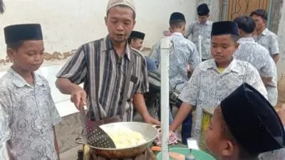 Pak Junai saat melayani pembeli tahu kres dan pentol tahu di sekitar sekolah Nurul Yaqin, Sumenep
