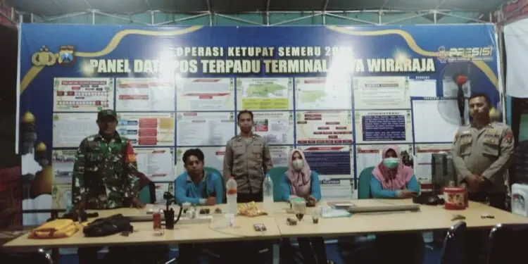 Babinsa Koramil 16/Gapura bersama anggota Polsek dan Dinas Kesehatan, Turut Laksanakan Pam di Pos Pengaman Lebaran 1444 H di Terminal Arya Wiraraja