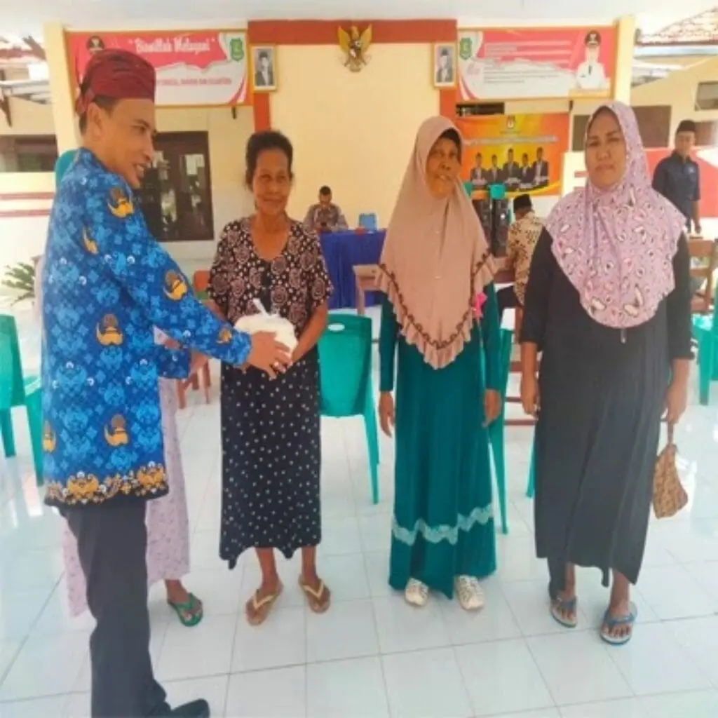 Camat Giligenting, Abd. Said, S.Sos.I., M.Si, Serahkan Zakat Fitrah Bagi Kaum Duafa