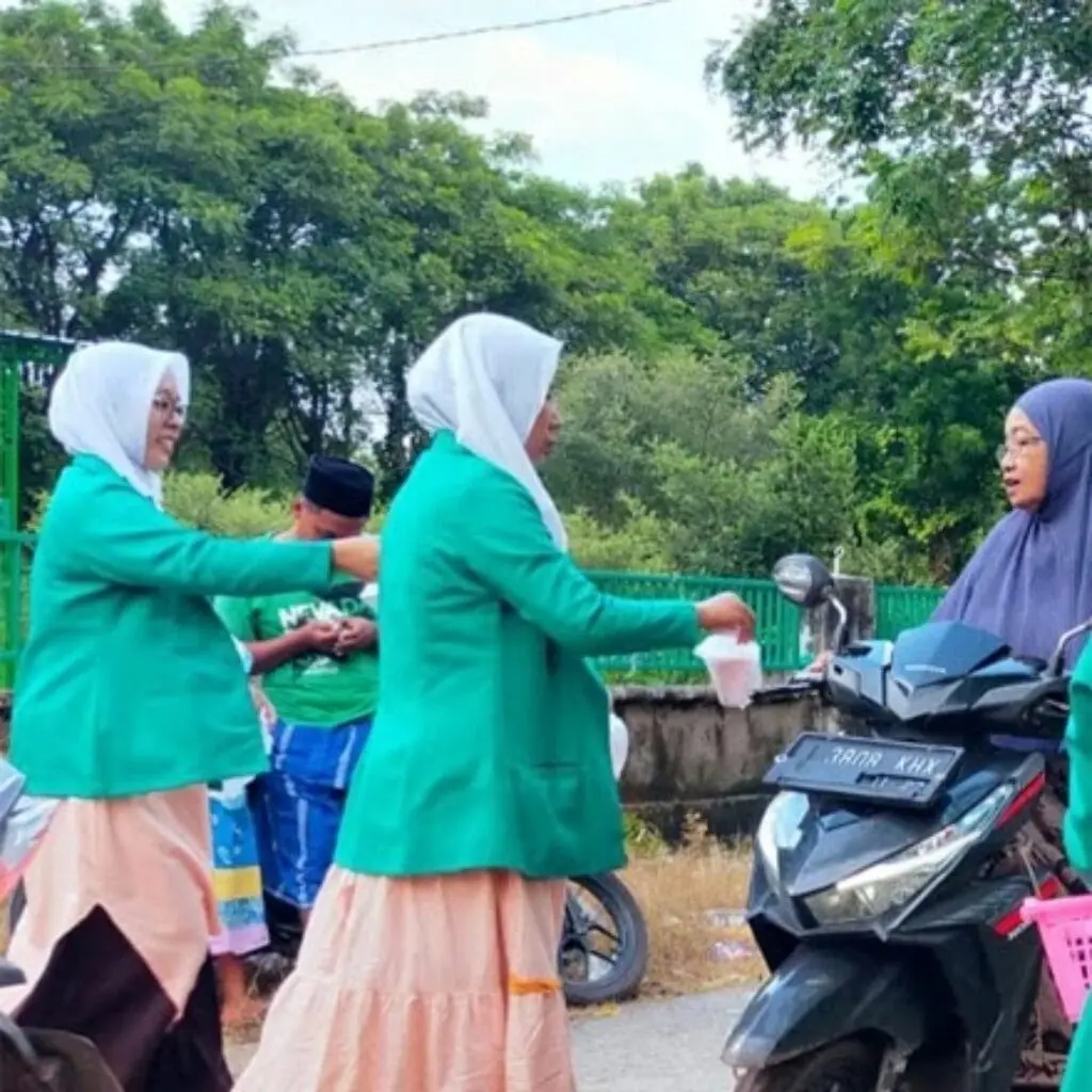 PAC Fatayat NU Giligenting Bagi-Bagi Takjil