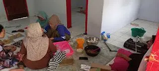 TP-PKK Desa Gedugan Giligenting Terus Berinovasi Membuat Olahan Kue