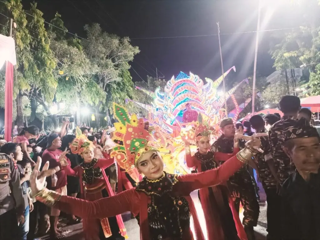 Parade Musik Tongtong Semarak Juni Bulan Bung Karno di depan Rumah Dinas Bupati, di mana enam kelompok musik tradisional turut berpartisipasi dalam meramaikan acara tersebut untuk melestarikan warisan budaya