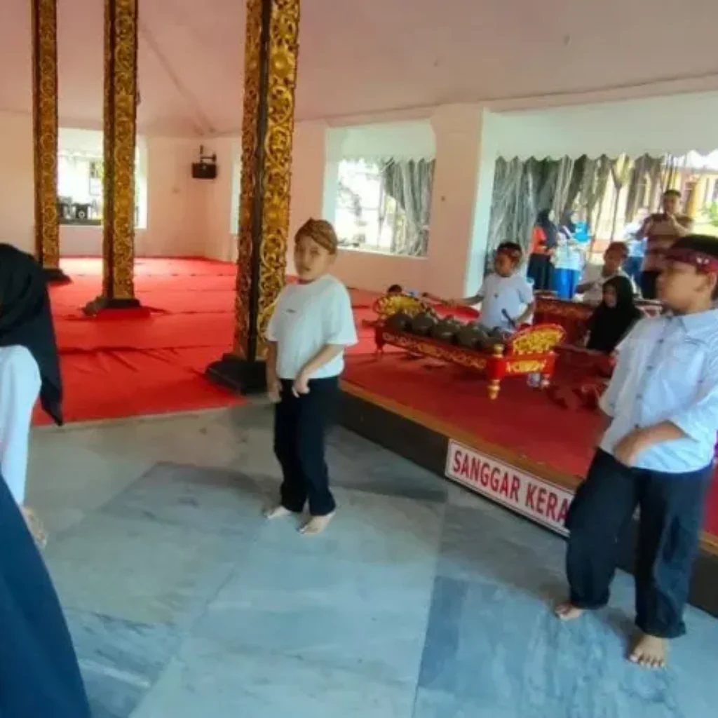 Bupati Sumenep, Achmad Fauzi, saat meninjau permainan musik tradisional klenengan siswa SDN Pandian 1, di Pendopo Agung Keraton