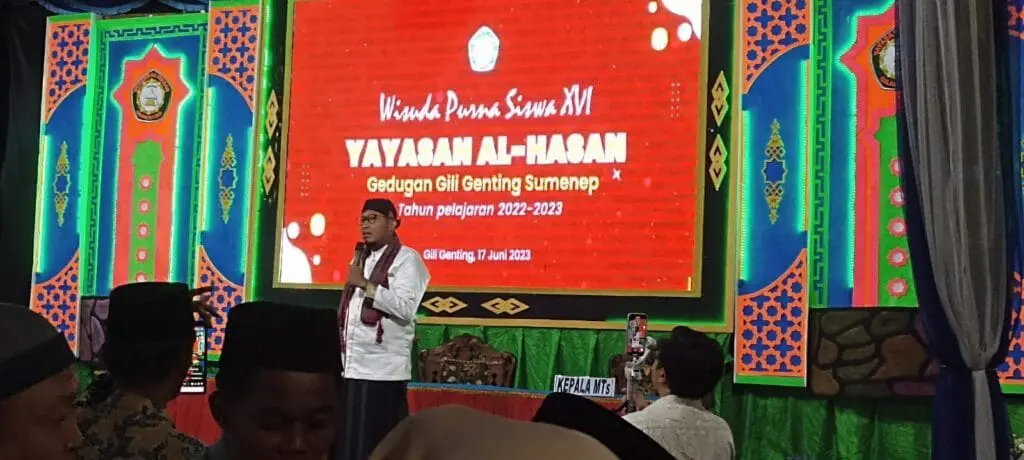 Bupati Sumenep Achmad Fauzi memberikan sambutan penuh motivasi saat menghadiri Wisuda XVI Yayasan Al-Hasan di Desa Gedugan, menekankan pentingnya pendidikan dan akhlak bagi generasi muda