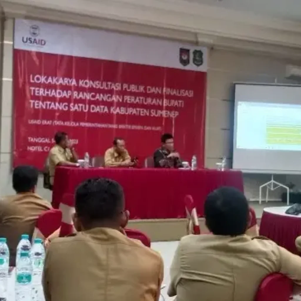 Kepala Diskominfo Kabupaten Sumenep, Ferdiansyah Tetrajaya, bersama Fasilitator Dr. Djoko Siswanto membahas finalisasi Perbup Satu Data dalam lokakarya yang digelar di Hall C1