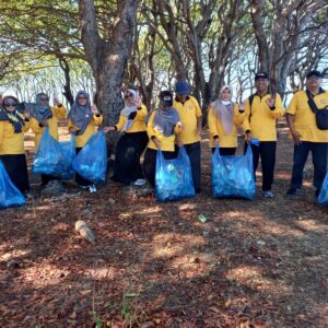 Kampanyekan Kebersihan Lingkungan, MGMP Bahasa Indonesia Memungut Sampah di Pantai Kahuripan Giligenting