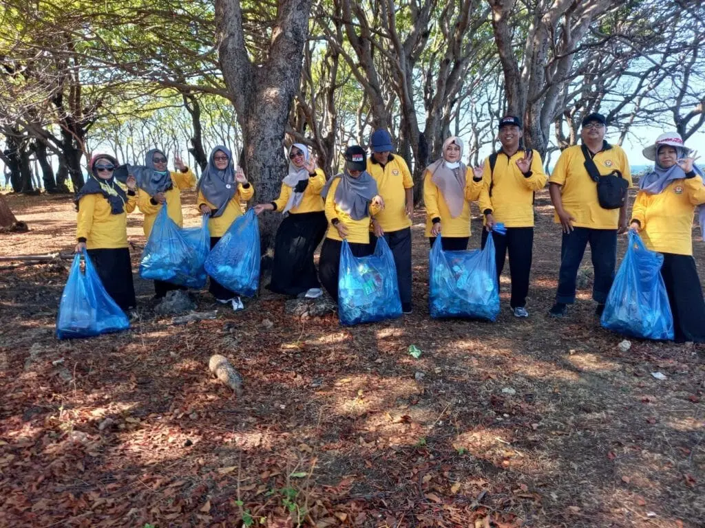 MGMP Bahasa Indonesia Memungut Sampah di Pantai Kahuripan Giligenting