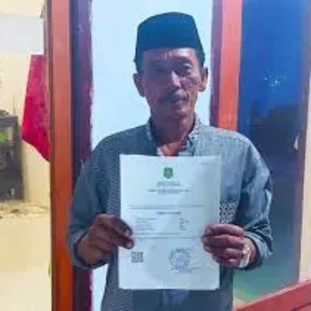 Suhaemli, Ketua Kelompok Nelayan Berru Mandiri, bersama anggota kelompok saat melakukan aktivitas di Dusun Julung Lao', Desa Galis, Kecamatan Giligenting. Kelompok ini baru saja terdaftar di Dinas Perikanan Kabupaten Sumenep