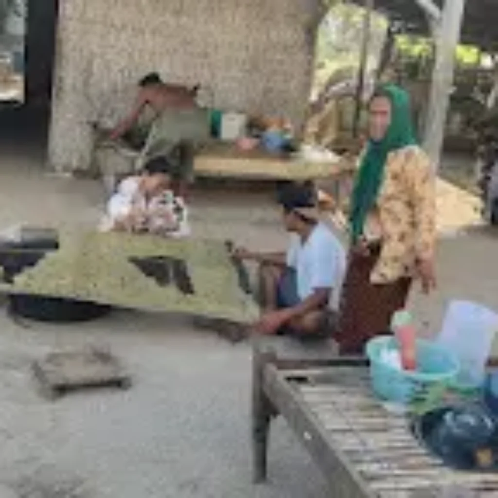 Para Pelaku Usaha Kerupuk saat Melakukan Kegiatan dengan Alat Pemotong Tradisional