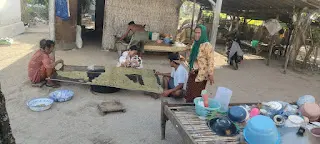 Para Pelaku Usaha Kerupuk saat Melakukan Kegiatan dengan Alat Pemotong Tradisional