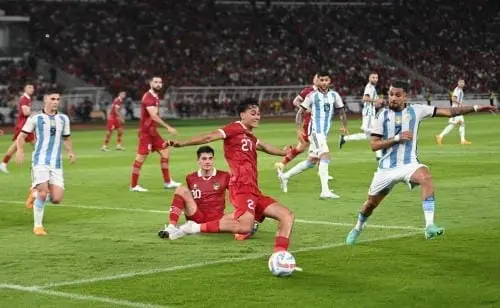 Pelatih Argentina Lionel Scaloni memberikan arahan kepada timnya saat laga persahabatan melawan Timnas Indonesia di Stadion Utama Gelora Bung Karno, Jakarta. Scaloni memuji permainan solid Timnas Indonesia meski Argentina berhasil menang 2-0