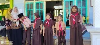 Para siswa MI Al-Hidayah Desa Gedugan berkompetisi dalam Lomba Baca Puisi, sebuah acara tahunan yang bertujuan untuk meningkatkan literasi dan kemampuan mental siswa di Sumenep