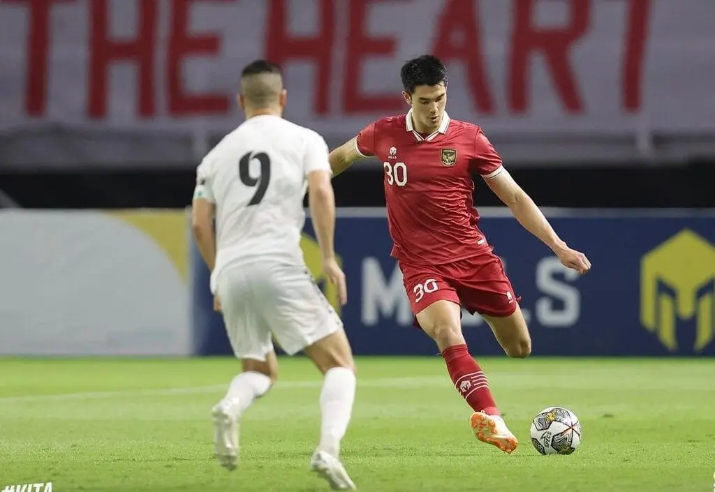 Timnas Indonesia saat melawan Palestina di Stadion Gelora Bung Tomo, Surabaya, pada Rabu (14/6/2023). Meskipun mendominasi pertandingan, hasil imbang 0-0 membuat Timnas Indonesia tetap berada di peringkat 149 FIFA