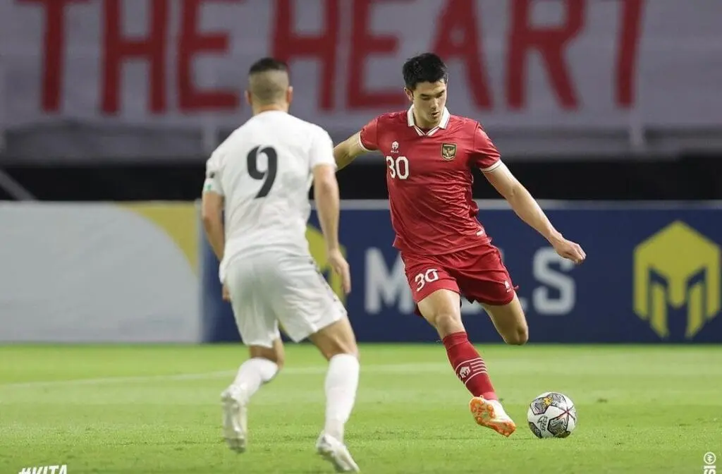 Timnas Indonesia saat melawan Palestina di Stadion Gelora Bung Tomo, Surabaya, pada Rabu (14/6/2023). Meskipun mendominasi pertandingan, hasil imbang 0-0 membuat Timnas Indonesia tetap berada di peringkat 149 FIFA