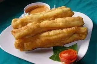 Cakwe goreng yang renyah dan empuk, disajikan dengan saus pedas menggoda, siap untuk dinikmati sebagai camilan atau pelengkap sarapan