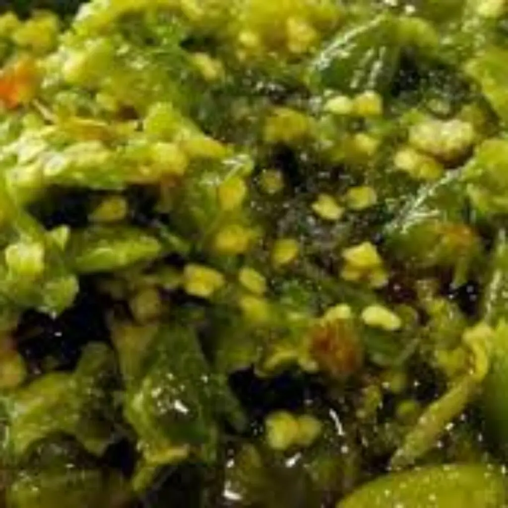 Sambal Ijo Padang Pedas: Sambal hijau khas Padang dengan cabe hijau, tomat hijau, dan bawang yang ditumbuk kasar, serta cita rasa pedas yang bisa disesuaikan. Disajikan dengan taburan teri atau bahan lainnya untuk menambah kelezatan hidangan