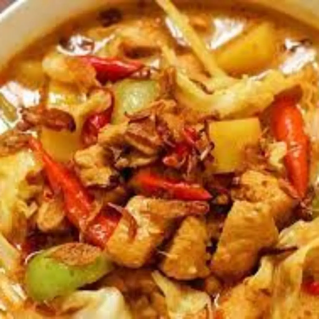 Seporsi Tongseng Ayam Santan yang gurih dan kaya rempah, disajikan dengan potongan kol, tomat, dan cabe rawit, siap dinikmati sebagai hidangan rumahan yang lezat