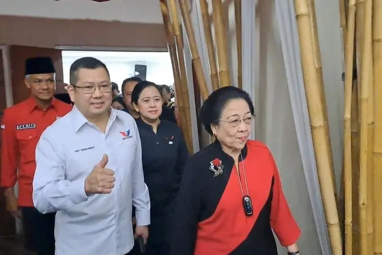 Hary Tanoesoedibjo bersama Megawati Soekarnoputri menandatangani kerja sama politik di markas PDI-P, Jakarta Pusat, sebagai bentuk dukungan resmi Perindo kepada Ganjar Pranowo sebagai bakal capres 2024