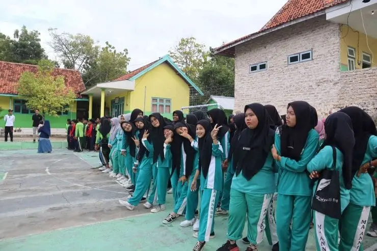 Upacara pembukaan Pekan Olahraga Yayasan Al-Hasan yang diadakan di lapangan Sport Center. Kepala Mts Al-Hasan, K. Hanafi S.Pd, memimpin acara tersebut dengan sambutan mengenai pelaksanaan kegiatan yang berlangsung dari 12 hingga 16 Juni 2023. Gambar ini menunjukkan antusiasme para peserta dan pihak yayasan yang menyambut meriah pembukaan classmeeting dan pekan olahraga