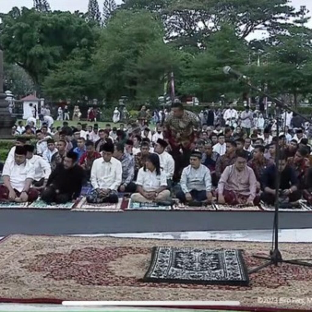 Presiden Jokowi Tunaikan Salat Idul Adha di Halaman Gedung Agung