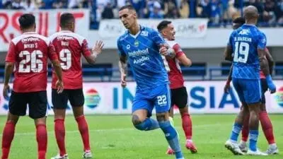 Alberto Rodriguez, bek baru Persib, tampil solid dalam debutnya melawan Madura United di pekan pertama Liga 1 2023-2024, mendapat pujian dari pelatih Luis Milla