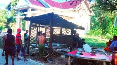 Warga Dusun Julung Lao', Desa Galis, Kecamatan Giligenting saat gotong royong bangun tempat untuk siskambling