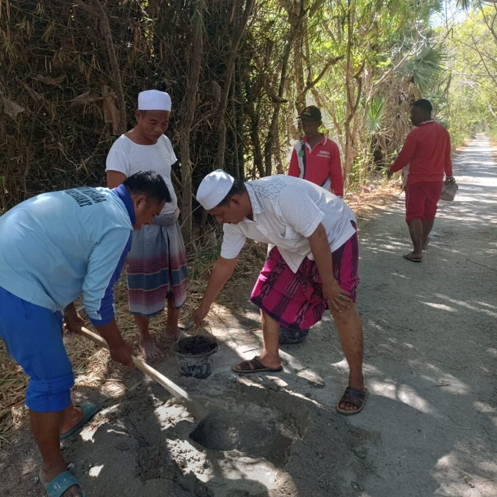 Jaga Pembangunan, Pemdes Galis Tambal Sulam Jalan Rusak