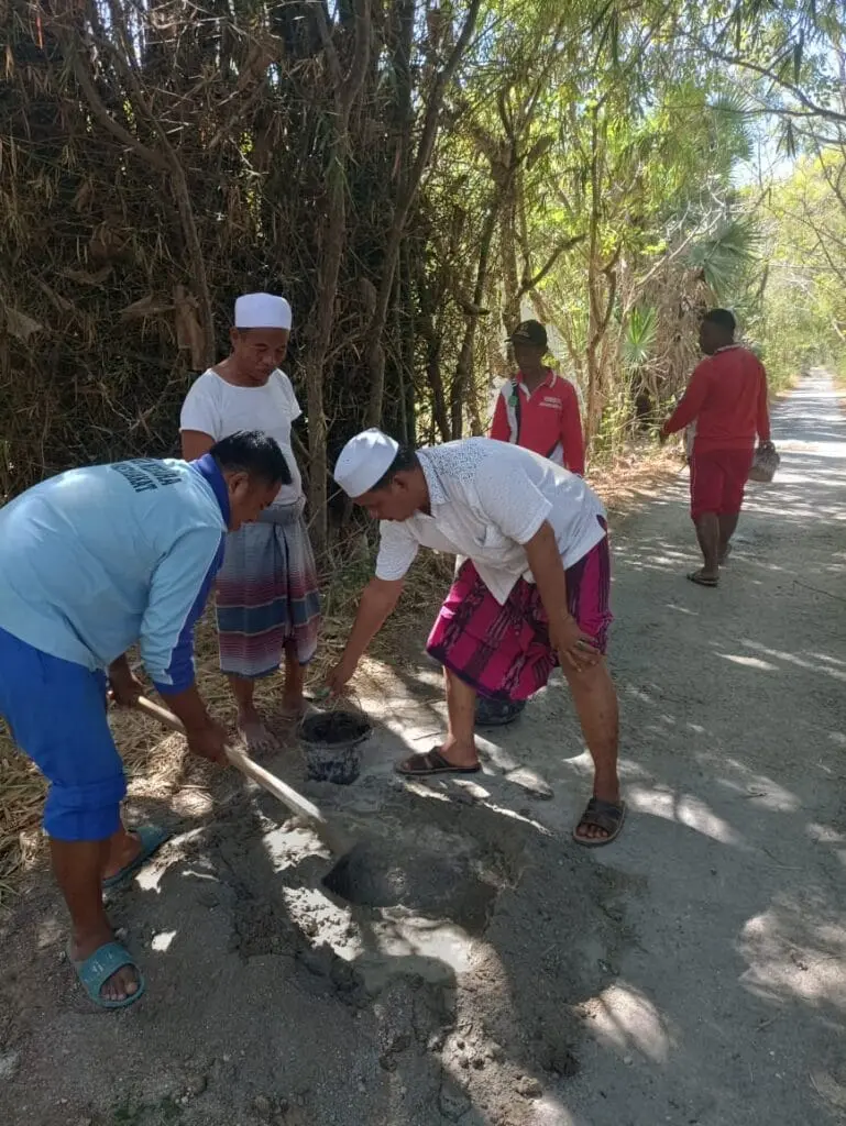 Pemdes Galis Tambal Sulam Jalan Rusak