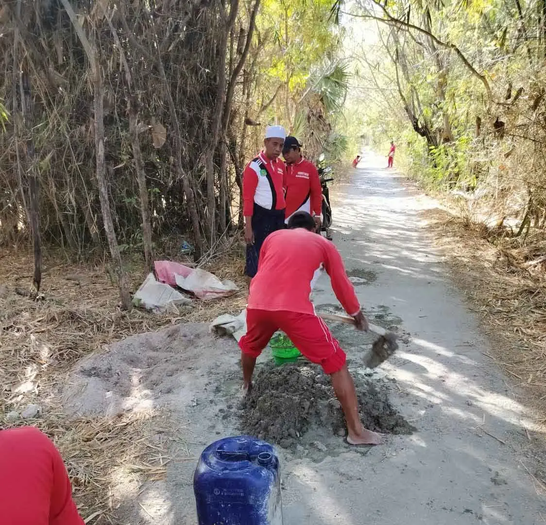 Pemdes Galis Terus Geber Tambal Sulam Jalan Rusak
