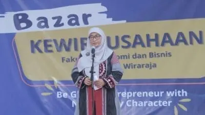 Wakil Bupati Sumenep Hj. Dewi Khalifah pada Bazar Kewirausahaan, di Lapangan Kesenian Gotong Royong Kabupaten Sumenep