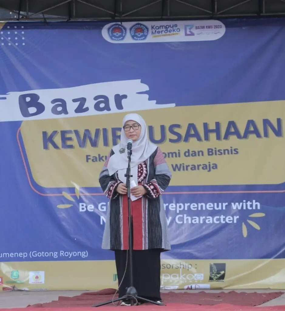 Wakil Bupati Sumenep Hj. Dewi Khalifah pada Bazar Kewirausahaan, di Lapangan Kesenian Gotong Royong Kabupaten Sumenep