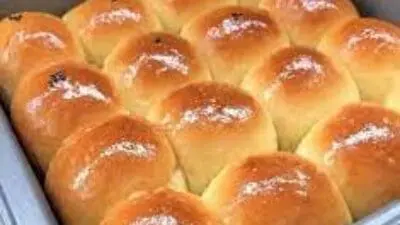 Roti manis empuk dengan isian coklat, keju, dan sosis siap dinikmati. Resep roti ini mudah dibuat di rumah dan cocok untuk pemula yang ingin mencoba membuat roti sendiri