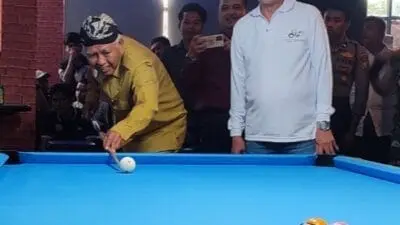 Ketua POBSI Sumenep, Robin Budianto, memberikan arahan kepada atlet sebelum pertandingan dalam Kejurda Billiard Jatim 2023 yang berlangsung di MR Ball Sumenep (Foto: Pemkab Sumenep)