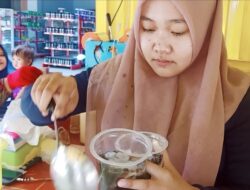 Gadis Cantik Tekuni Jualan Es Taal Khas Sumenep, dengan Omset 3 Juta