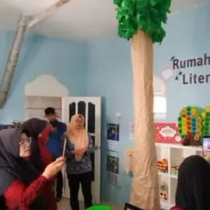 Memperkenalkan Literasi pada Anak Usia Dini, Dosen dan Mahasiswa Statistika Bisnis ITS Surabaya Inisiasi Pendirian Rumah Baca