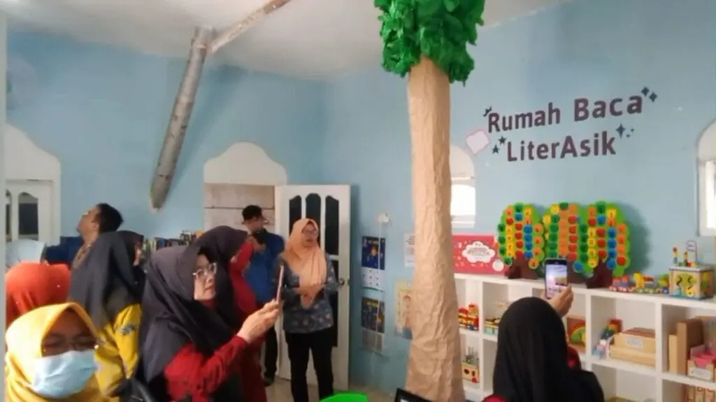 Dosen dan Mahasiswa Statistika Bisnis ITS Surabaya Inisiasi Pendirian Rumah Baca