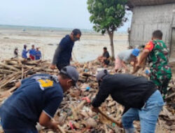 Peduli Lingkungan, Babinsa Koramil Sapudi Kerja Bakti Bersihkan Sampah di Pantai Gayam