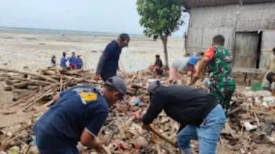 Peduli Lingkungan, Babinsa Koramil Sapudi Kerja Bakti Bersihkan Sampah di Pantai Gayam