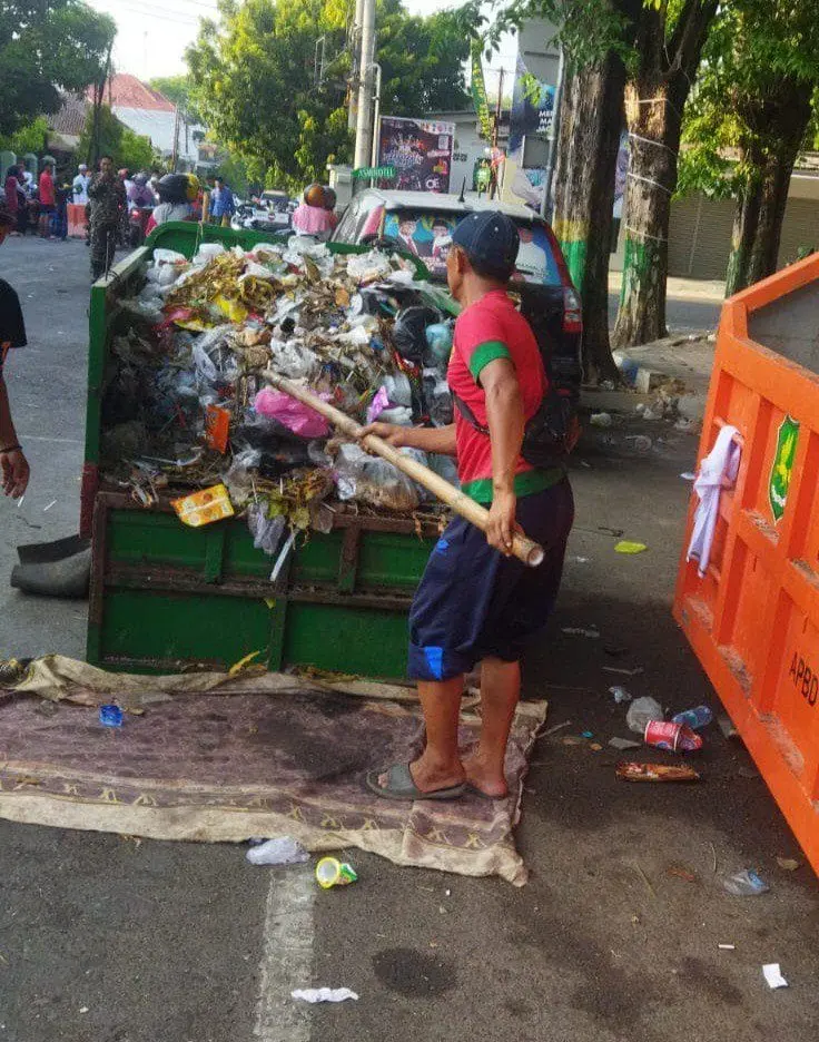 Petugas Kebersihan Kabupaten Sumenep saat Melakukan Kebersihan Pasca Festival Musik Tong-tong dalam Rangka HUT ke-754 Kabupaten Sumenep