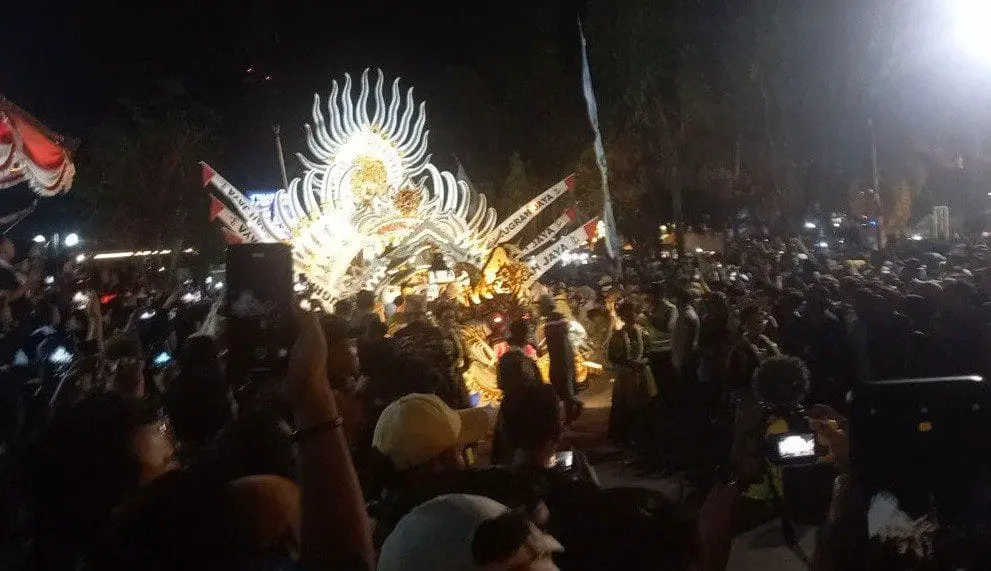 Antusiasme Penonton Terhadap Musik Uldaul Pada Peringatan Hari Jadi Kabupaten Sumenep Yang ke-754 (Foto: Yusril Mahendra)