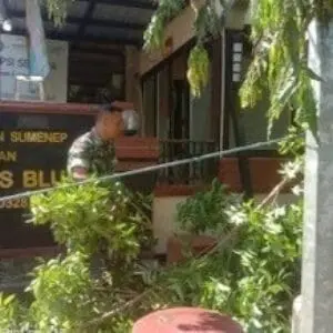 Babinsa Koramil 0827/04 Turut Bersihkan Ranting Pohon Depan PKM Bluto