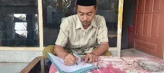 Ketua Yayasan Ar Rasyid, Susriyadi, S.Pd.I saat Menandatangani Kontrak dengan PT Falih Media Utama