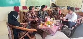 Banser dan Lazisnu Sumenep saat menyerahkan beasiswa santri kepada Kepala Madrasah Ibtidaiyah (MI) Annibros I Desa Galis, Kecamatan Giligenting, Kabupaten Sumenep