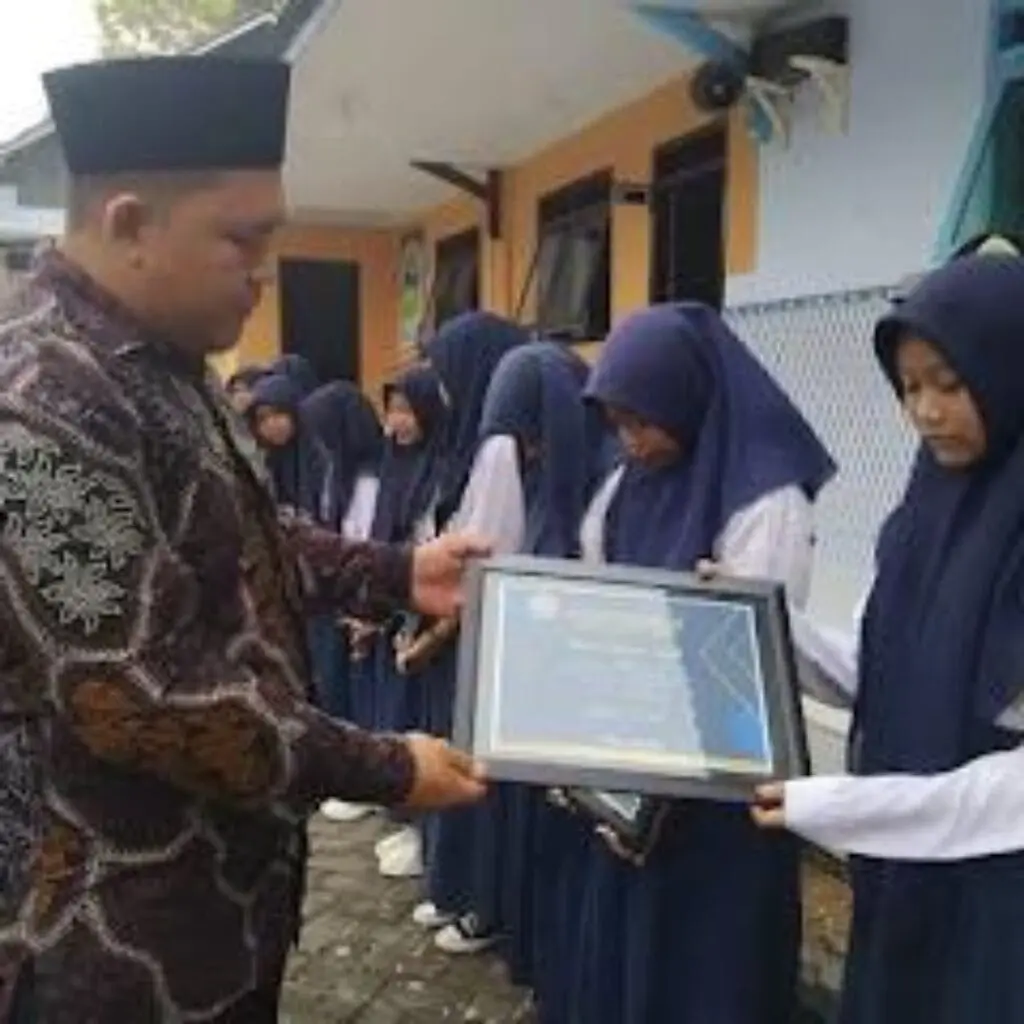MTs Anwaruddin Berikan Penghargaan kepada Peraih Peringkat Paralel Semester Ganjil Tahun Pelajaran 2023-2024
