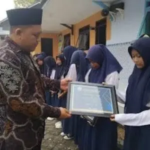 MTs Anwaruddin Berikan Penghargaan kepada Peraih Peringkat Paralel Semester Ganjil Tahun Pelajaran 2023-2024