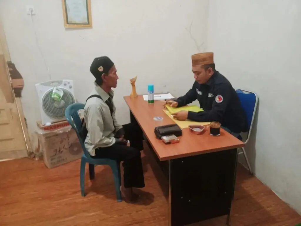 Panitia Pengawas Pemilu Kecamatan Bluto saat melakukan wawancara terhadap 181 orang calon Pengawas Tempat Pemungutan Suara di Kantor Panwascam Bluto (Foto: Abdul Hadi-KIM Darma Bhakti)